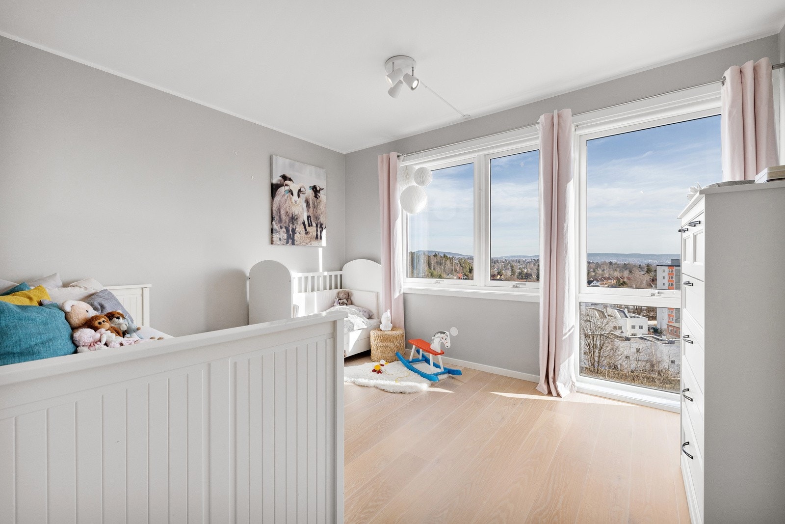 Soverom 2 er lyst og romslig, og kan fint benyttes som et barnerom. Galleribilde