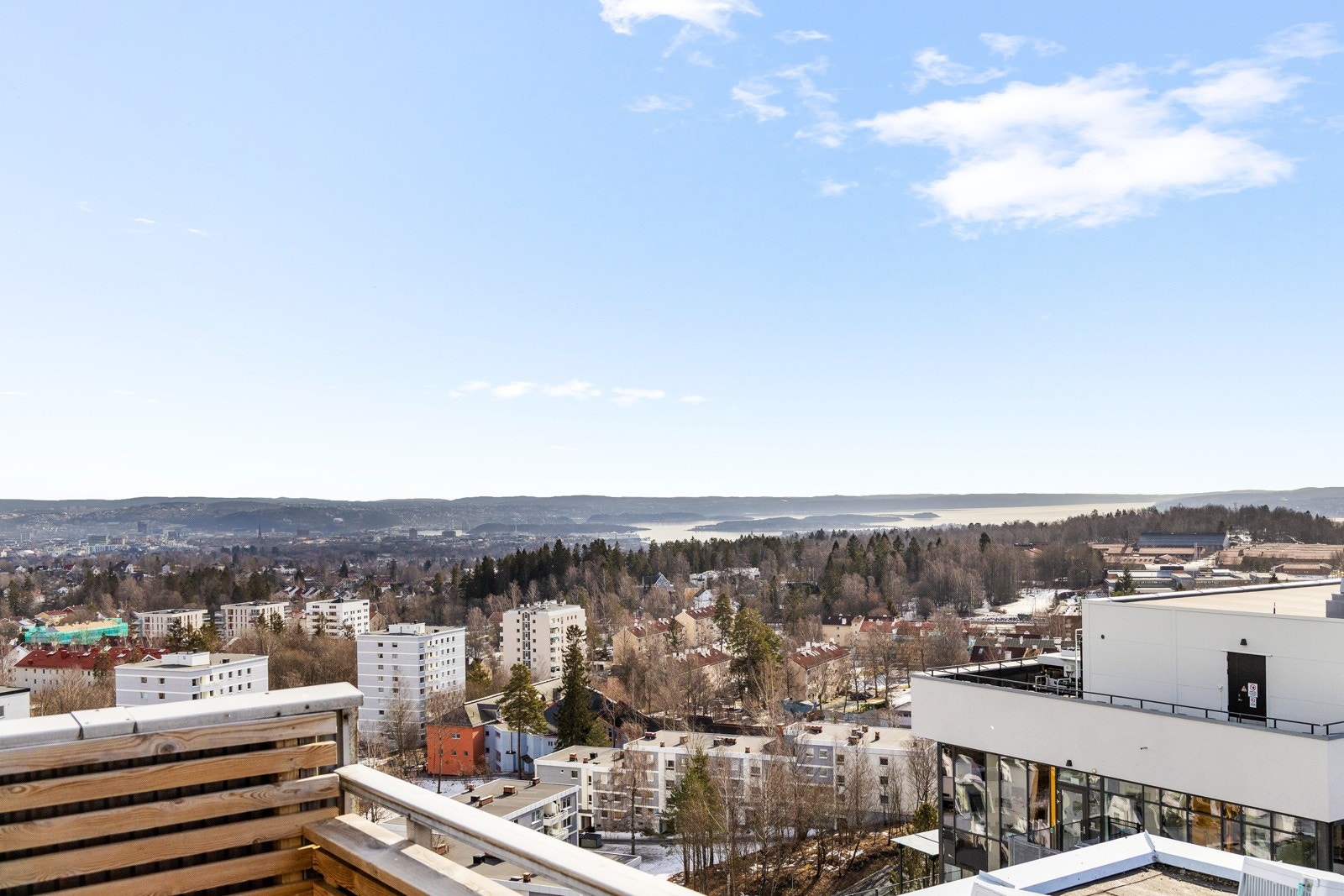 Flott utsikt fra felles takterrasse. Galleribilde