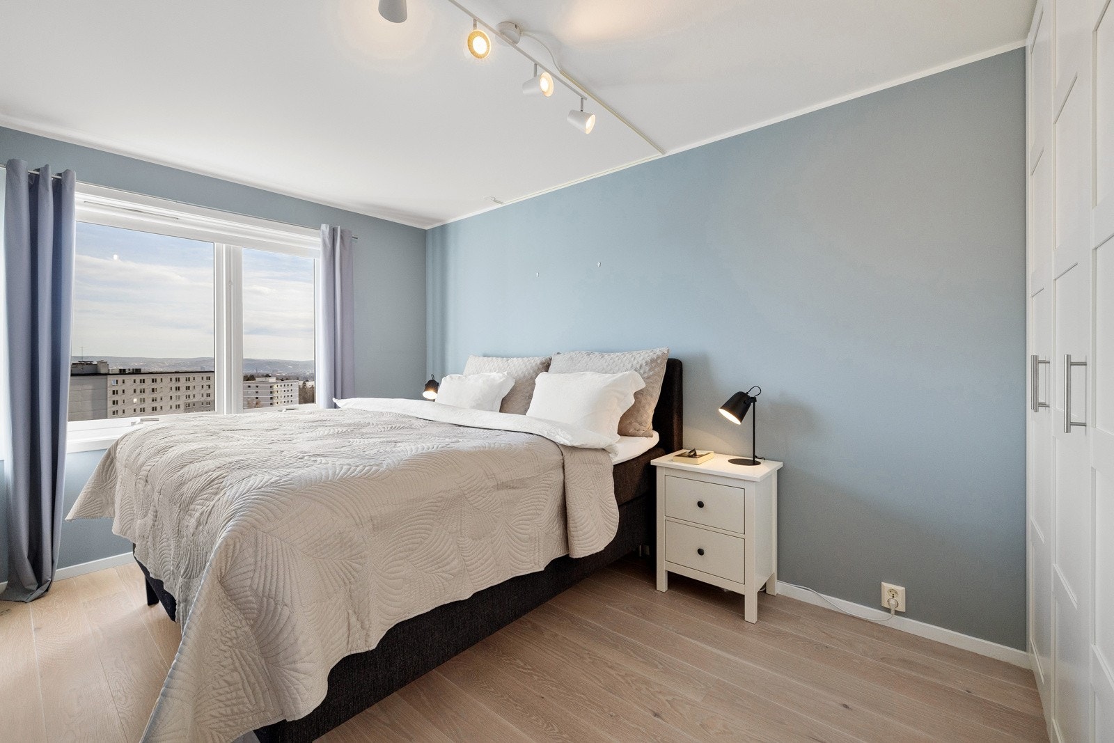 Hovedsoverommet er av god størrelse og malt i en delikat blåfarge. Galleribilde