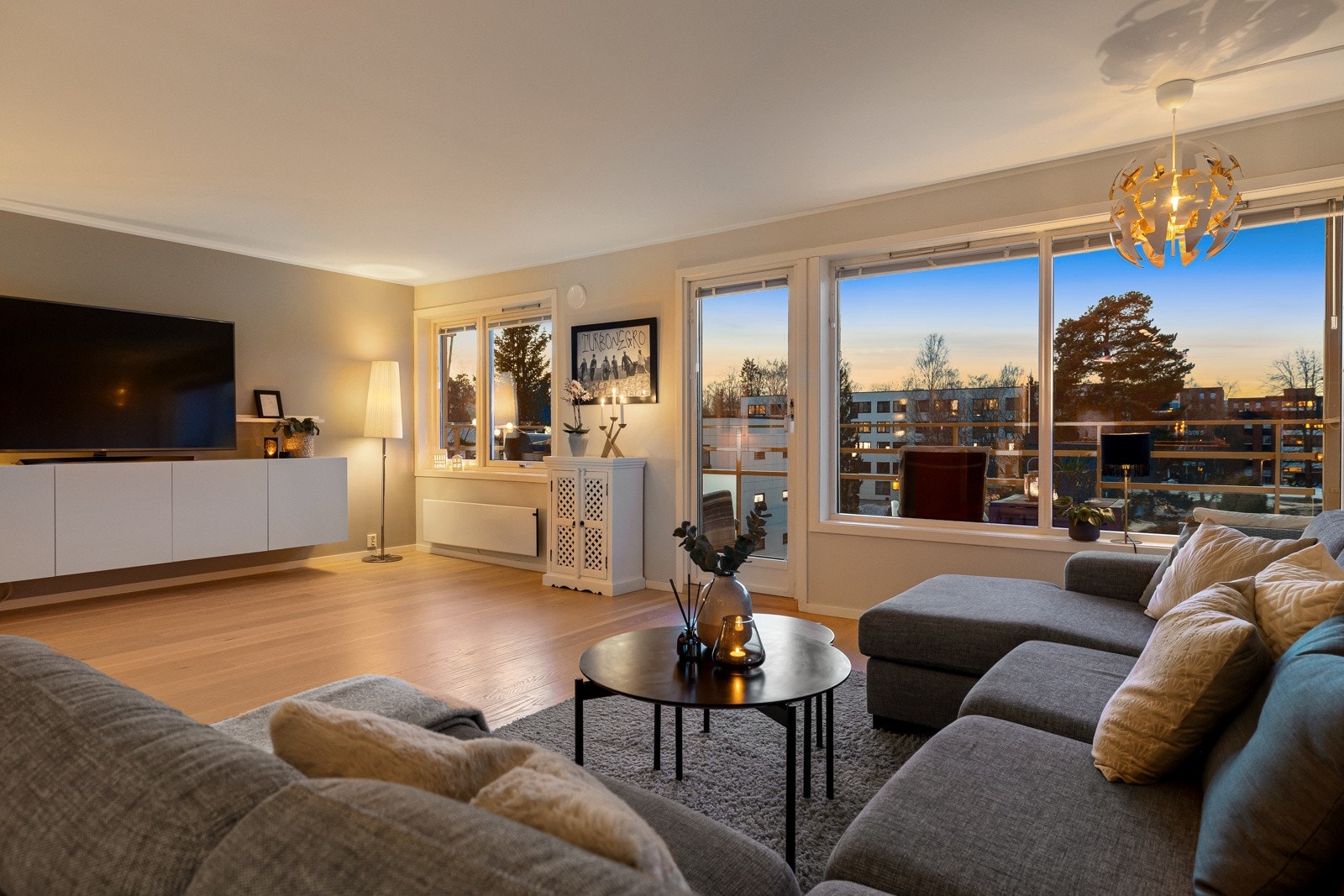 Velkommen til Hovseterveien 96 presentert av EIE eiendomsmegling avd. Røa! Galleribilde