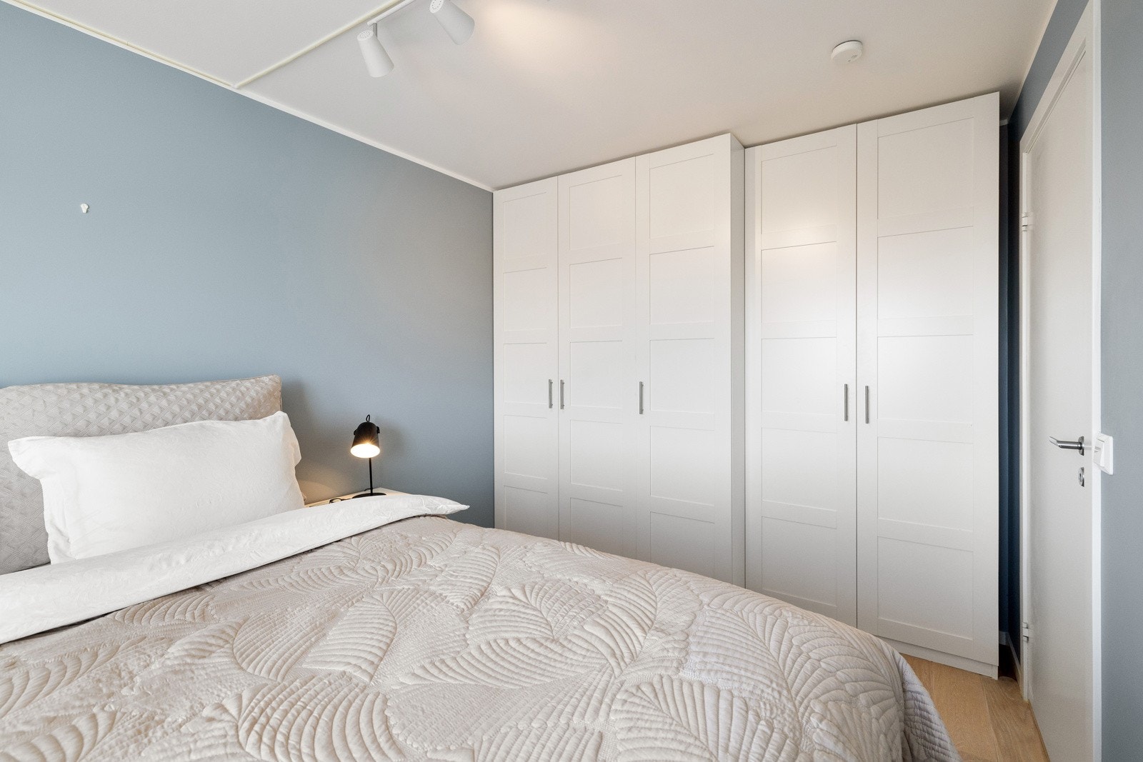 Godt med oppbevaringsmuligheter i garderobeskap. Galleribilde