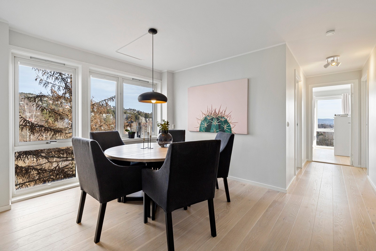 Naturlig plass til spisestue i tilknytning til kjøkkenet med hyggelig utsyn, blant annet mot Holmenkollen. Galleribilde