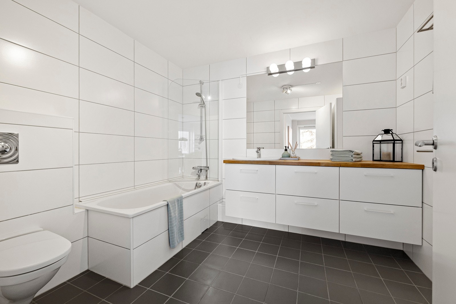 Hovedbadet ble pusset opp i 2013 med nye fliser på vegg og ny innredning. Badet har gulvvarme, innmurt badekar og vegghengt toalett. Galleribilde