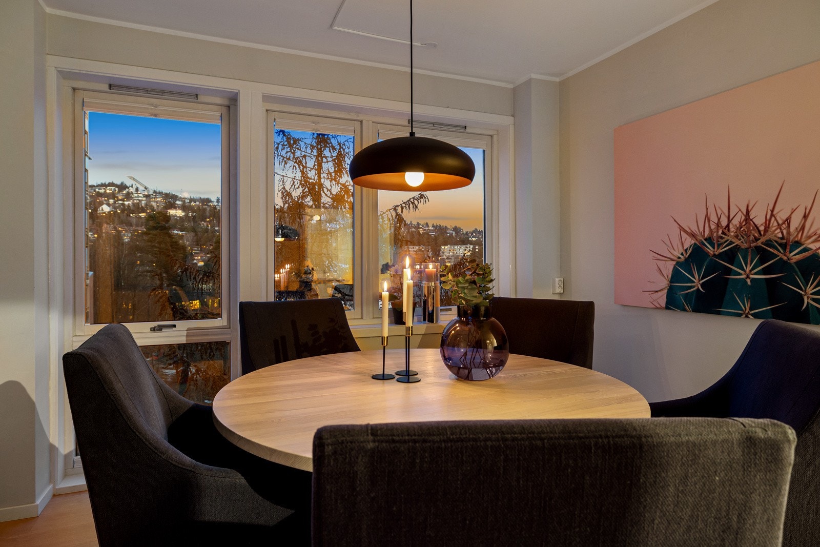 Kveldsstemning i spisestuen. Galleribilde