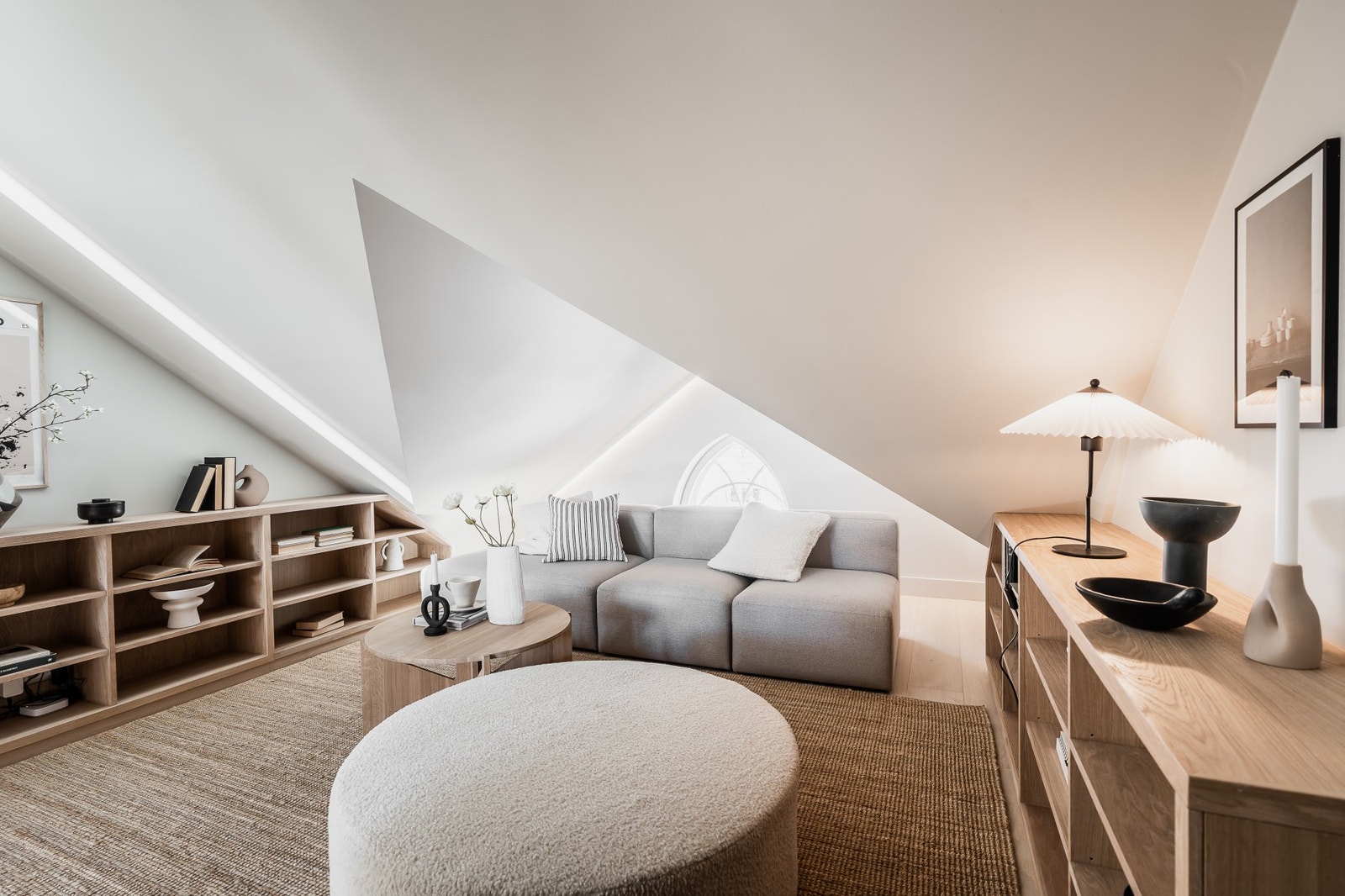 Unik og dekorativ stuesone nr. 2 med god plass til innredning. Bokhyllene er snekkerbygde, utformet i eik. Galleribilde