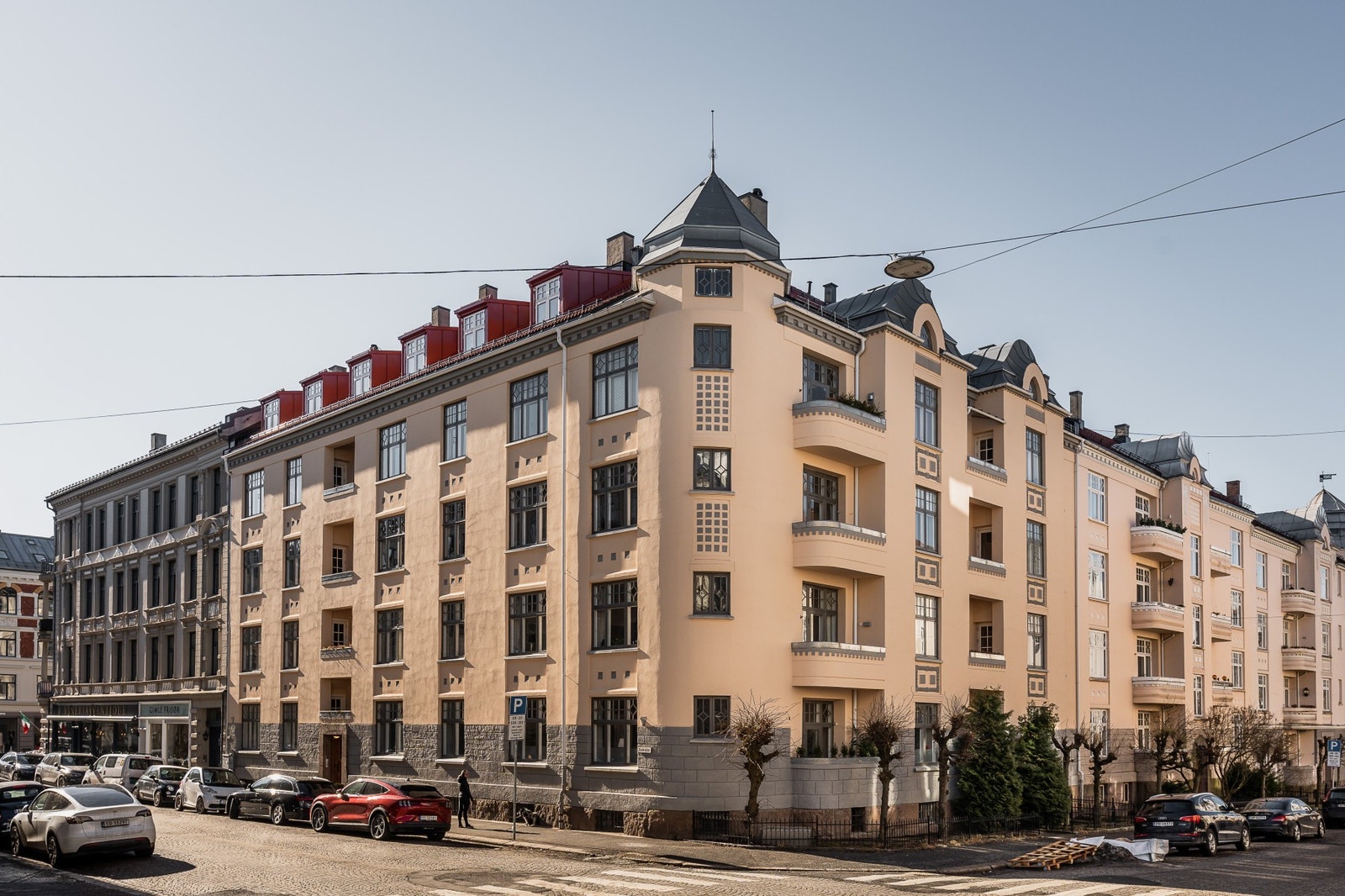 Bygård med totalrehabilitert fasade, full tak-rehabilitering, nye inngangsdører, rørfornying og oppusset trappeløp. Galleribilde