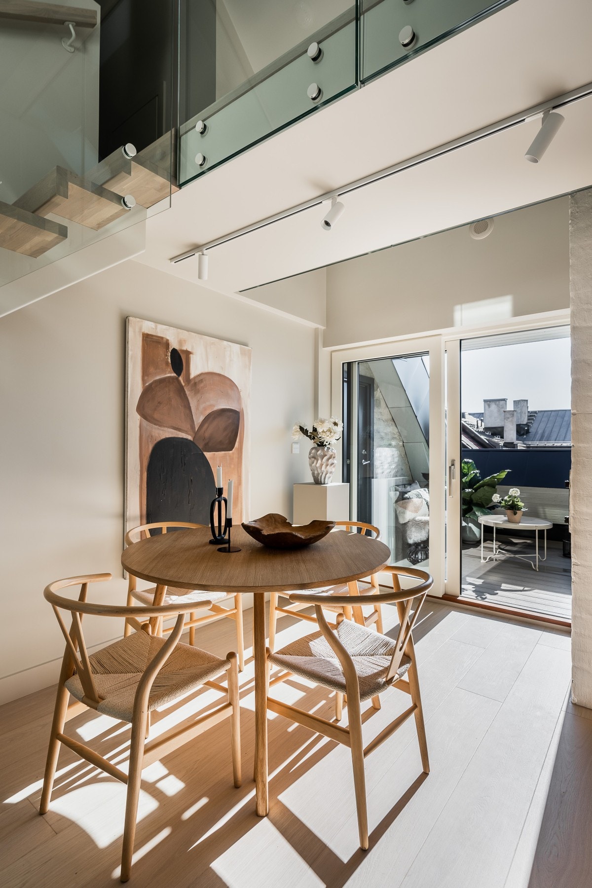 Særdeles gode lysforhold fra terrassen mot spisestuen. Galleribilde