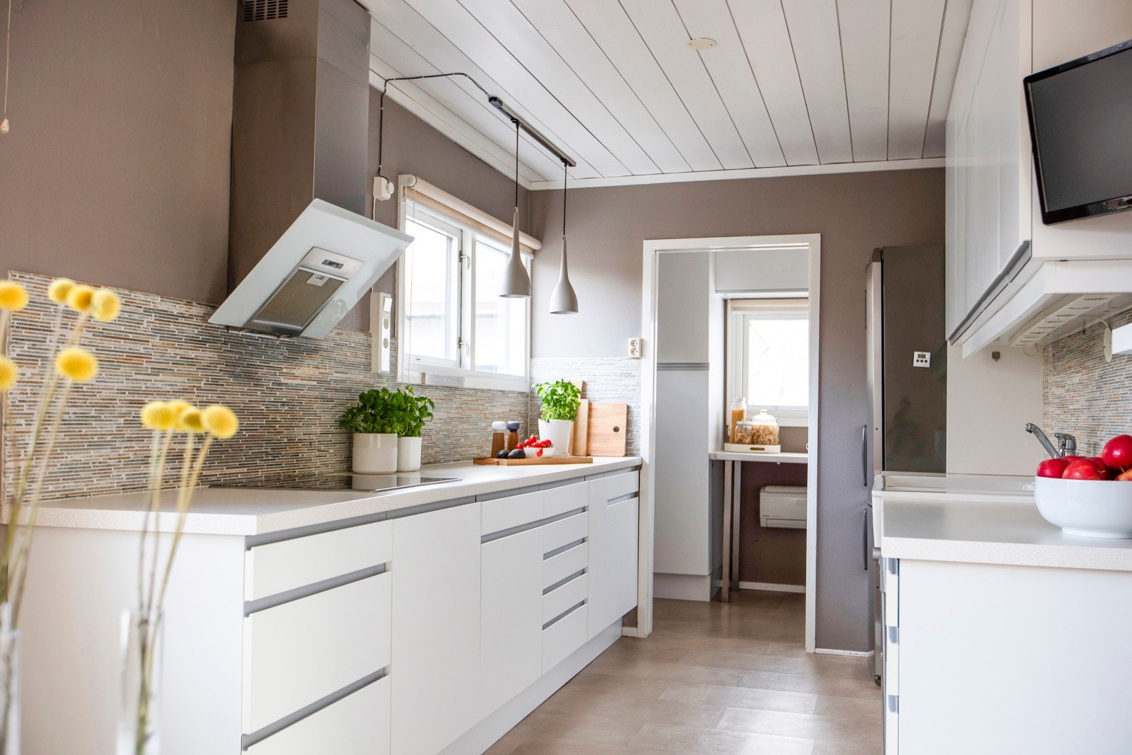 Kjøkkeninnredningen er utformet med over- og underskap, samt et grovkjøkken helt innerst. Galleribilde