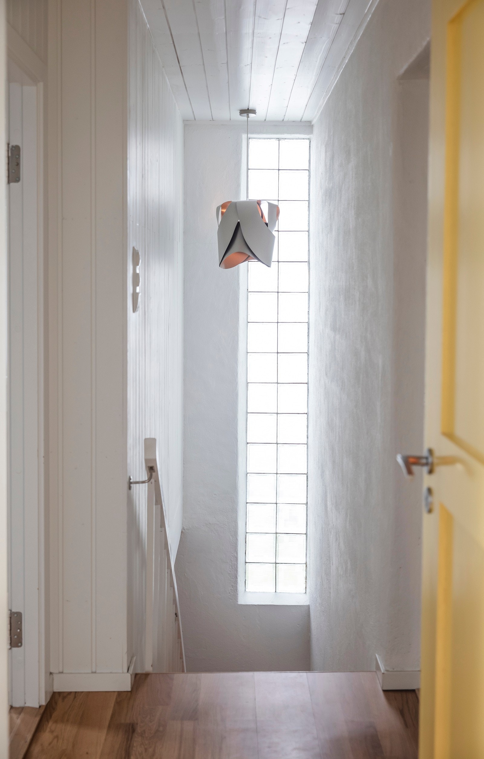 Gang mellom hovedetasjens to soverom og bad. Galleribilde