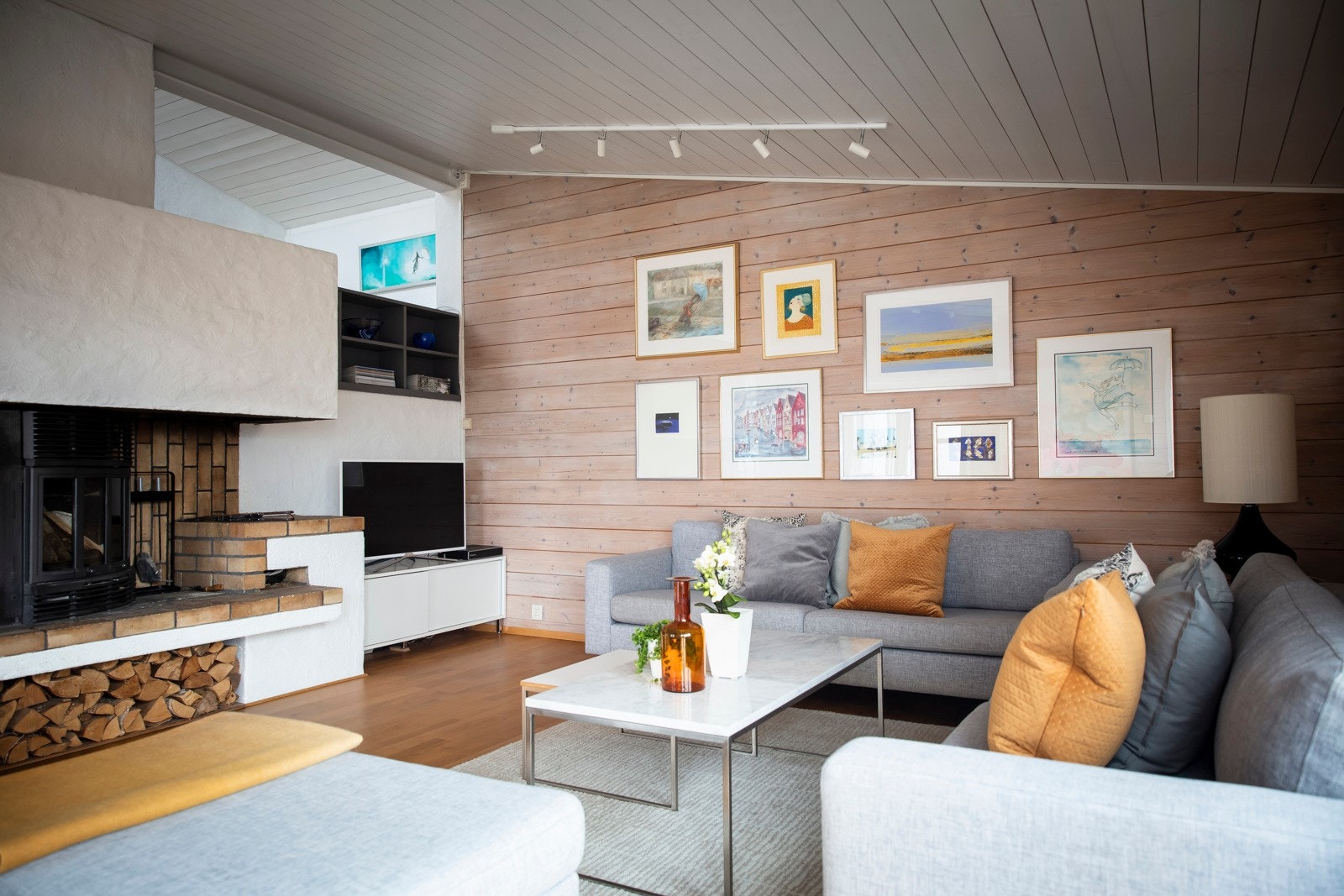 Her kommer du inn i et lyst og luftig rom med høyreiste vindusflater, klassisk peis og dekorative fargetoner. Galleribilde