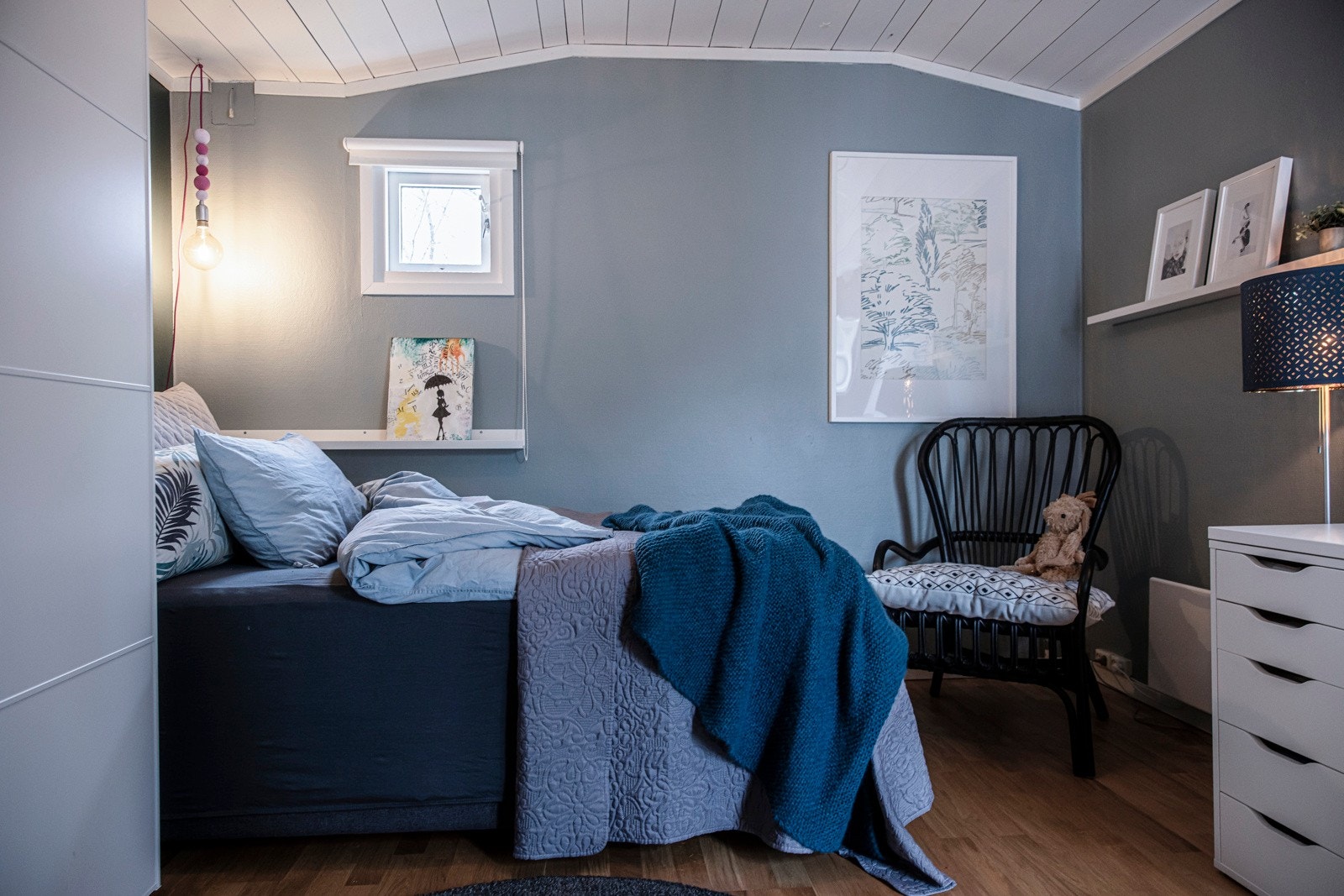 De to soverommene i hovedetasjen har henholdsvis utgang til egen balkong og hage. Galleribilde