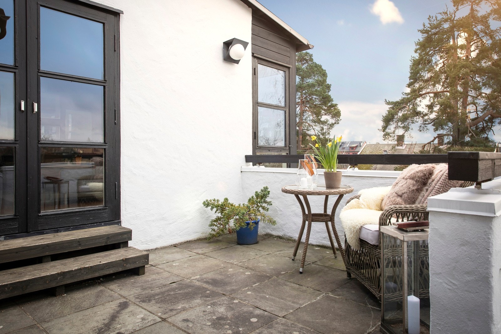 Fra stuen er det utgang til en sydvendt terrasse på ca. 14 kvm. Galleribilde