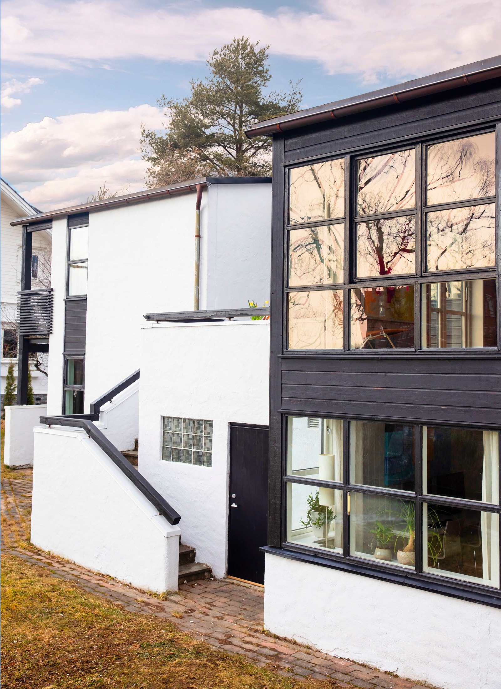 Videre er det trapp ned til hagen. Galleribilde