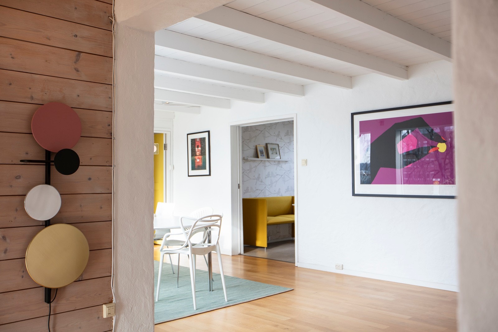 Kjøkkenet har en separat plassering i hovedetasjen. Galleribilde