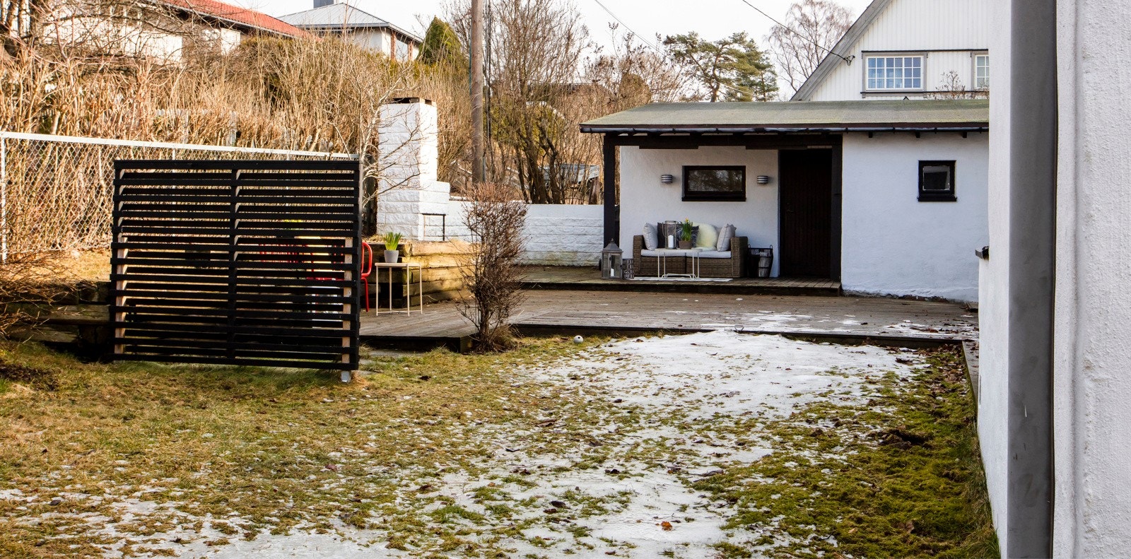 Hjemmets flotte uteplasser har en skjermet og idyllisk atmosfære, og er pent opparbeidet med plen og terrasseplatting. Galleribilde