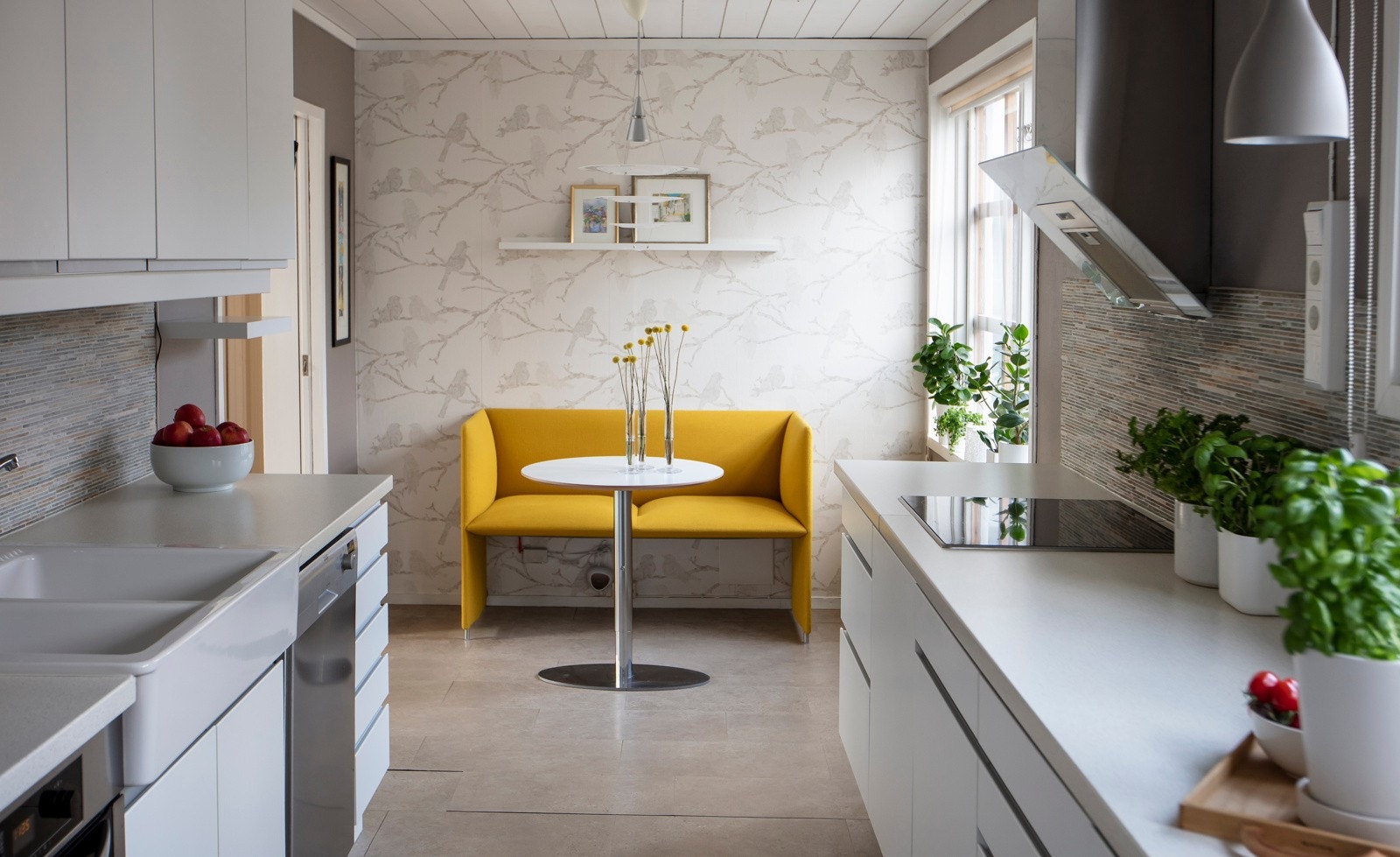 Et tidløst kjøkken fra 2012 med glatte fronter, laminat benkeplate og oppvaskkum i porselen. Galleribilde