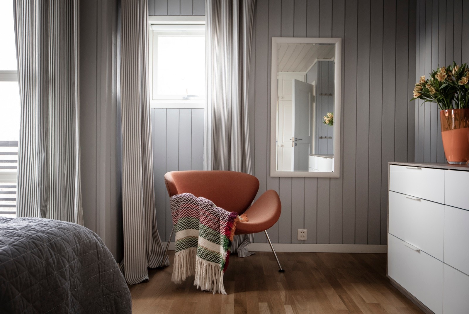 Alle rommene har god plass til seng og nattbord, og det er godt med oppbevaringsplass i garderobeskap. Galleribilde