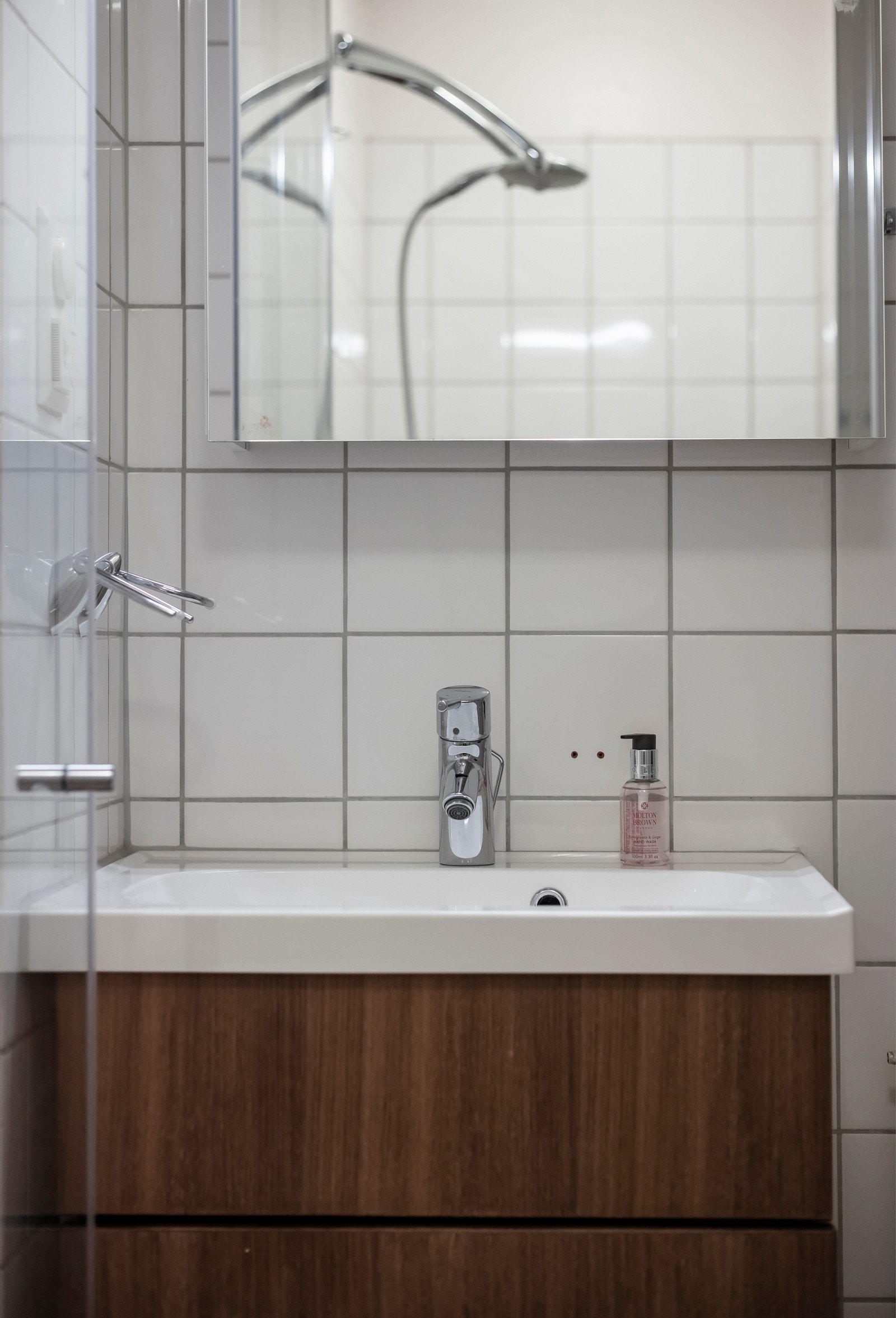 Baderomsinnredningen består av vegghengt servantskap med ovenpåliggende servant, speilskap, overbelysning og stikkontakt over servant. Galleribilde