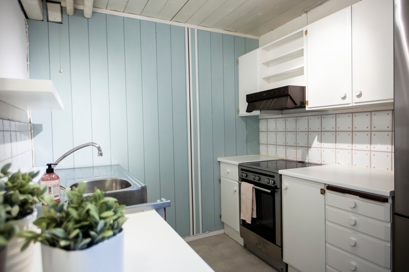 Kjøkken u.etasje. Kjøkkeninnredning med glatte og profilerte fronter. Oppvaskkum i rustfritt stål og benkeplate i laminat. Galleribilde