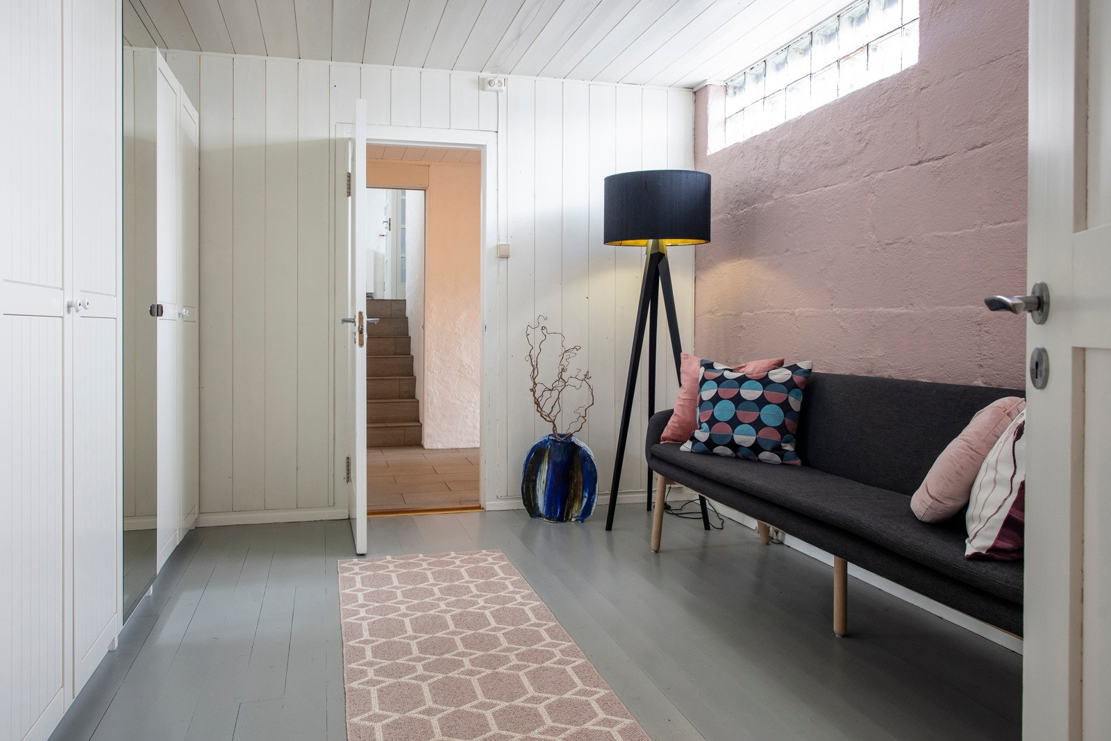 Stor romslig mellomgang med gode oppbevaringsmuligheter. Galleribilde