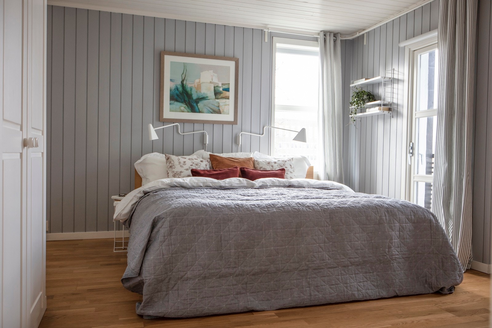 Eneboligens totalt tre soverom legger godt til rette for en større familie. Soverommet har tidligere vært to mindre soverom. Galleribilde