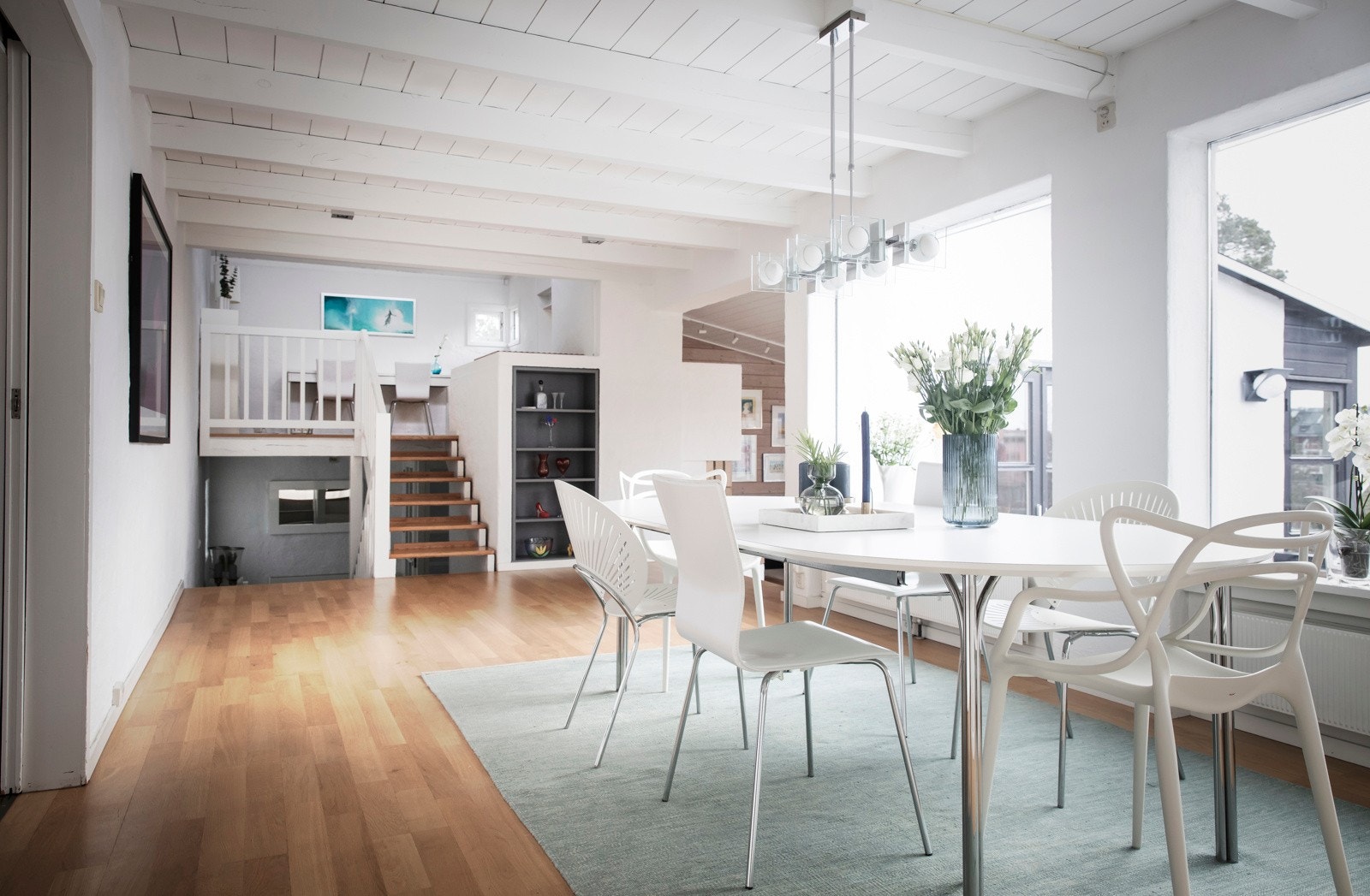 Boligen har store vindusflater som slipper inn rikelig med naturlig lys. Galleribilde