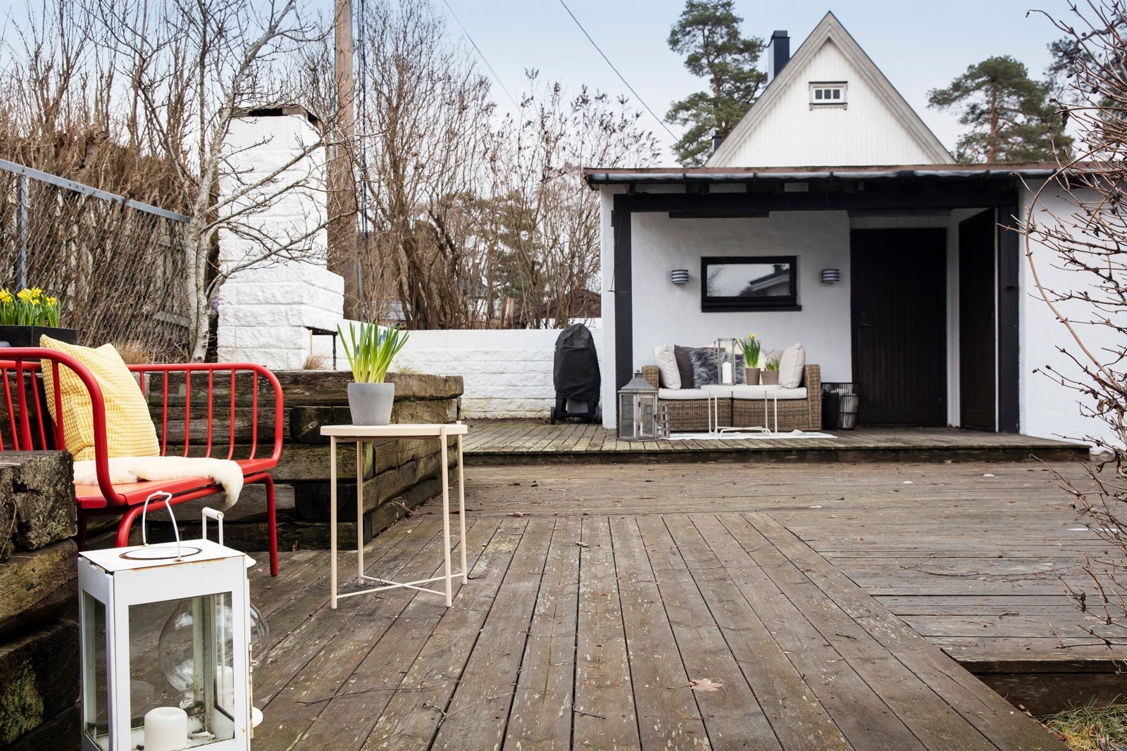 Fra kjøkkenet er det utgang til en platting på ca. 70 kvm med utepeis. Galleribilde