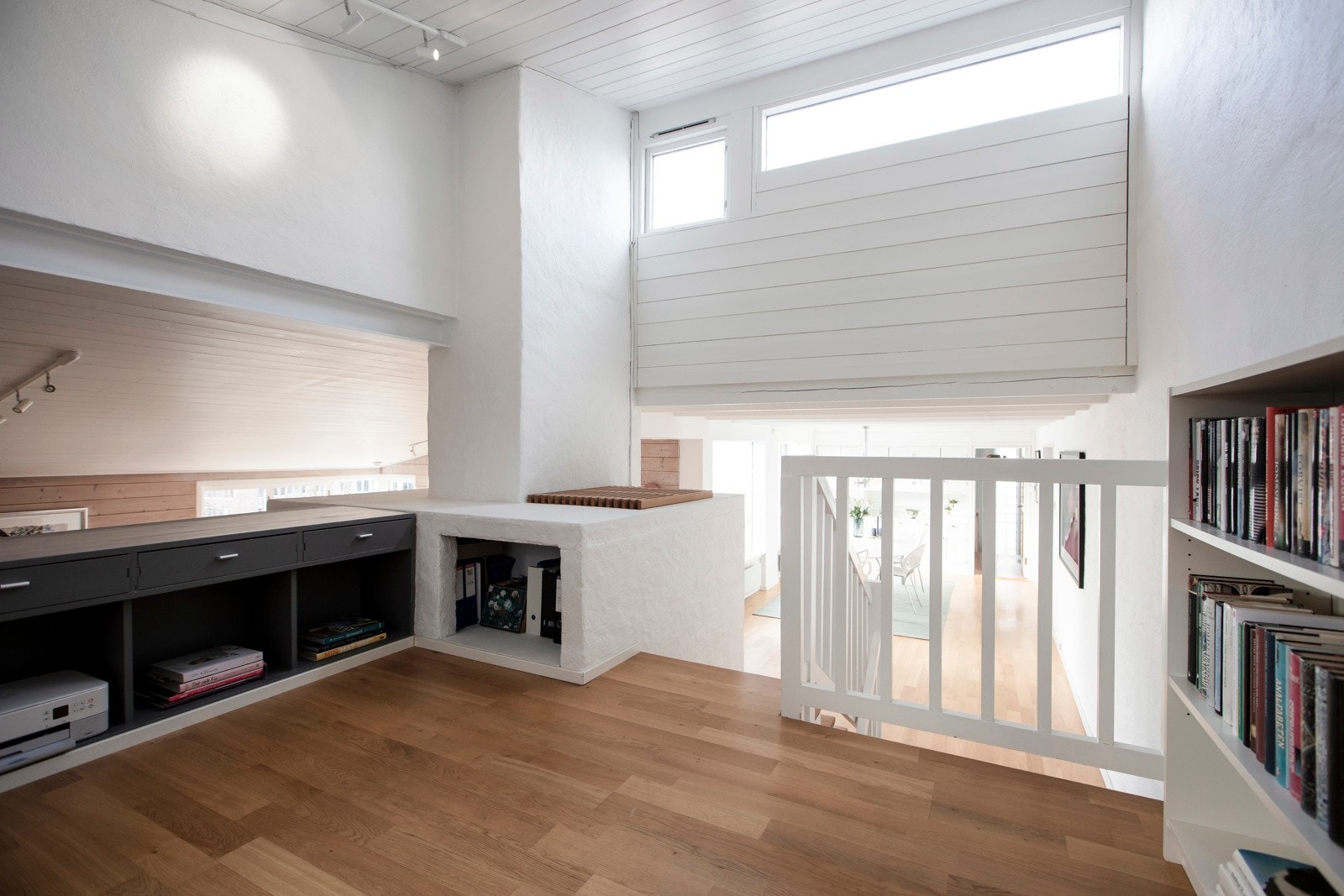 Fra spisestuen er det trapp opp til en hems som i dag er innredet som et kontor. Galleribilde