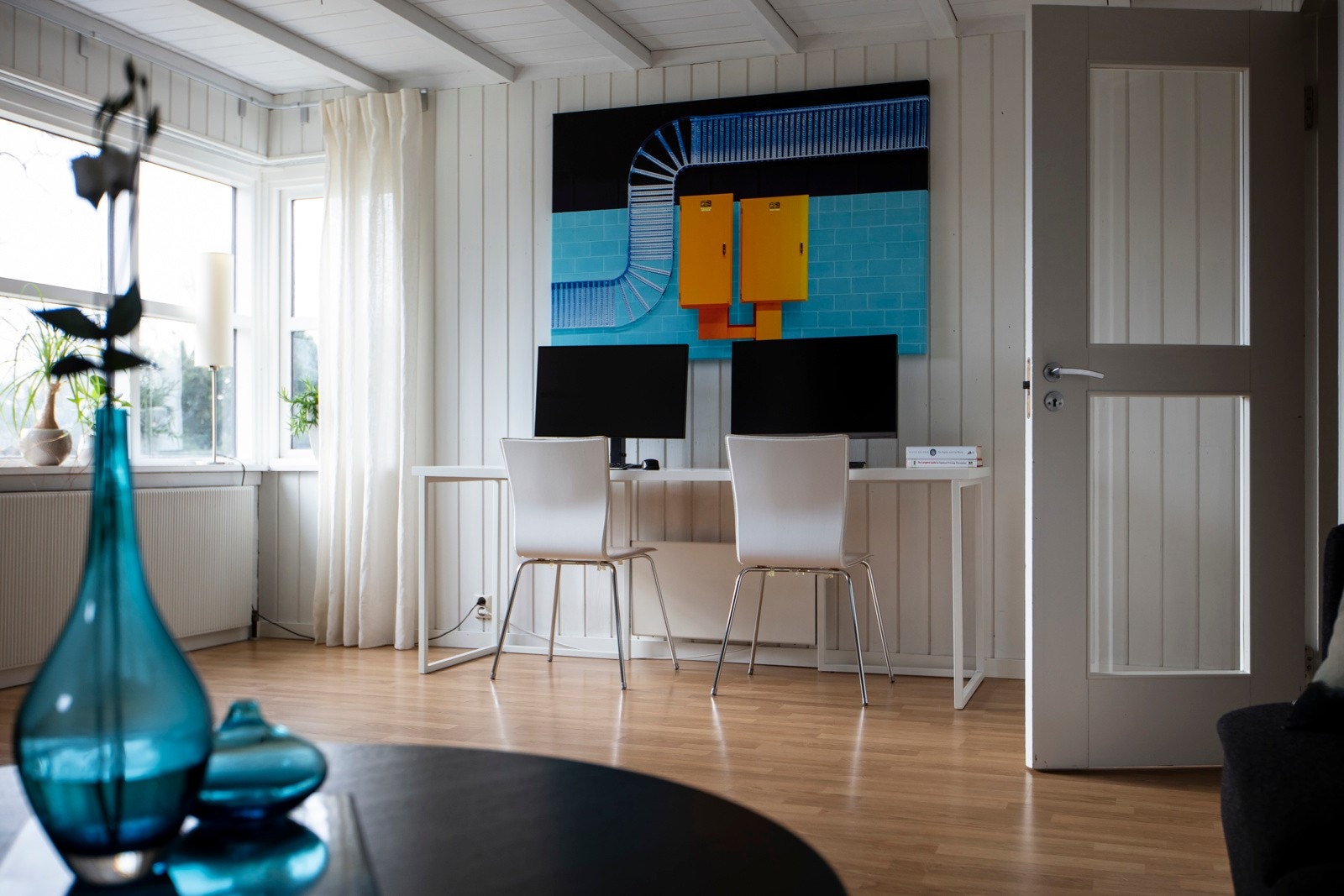 Romslig kjellerstue med plass til stuemøblement og hjemmekontor. Galleribilde