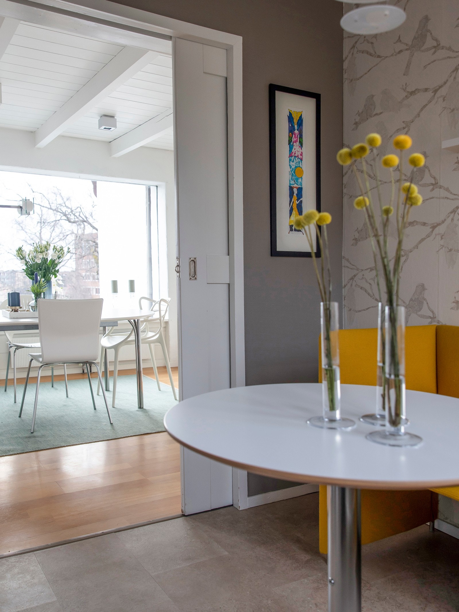 Spisestuen ligger i tilknytning til kjøkkenet. Galleribilde