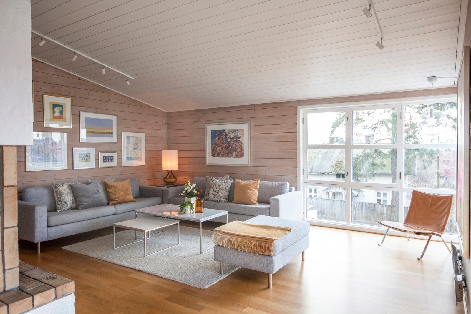 Eneboligens romslige sosiale sone inkluderer en stor stue med flere nivåer. Galleribilde