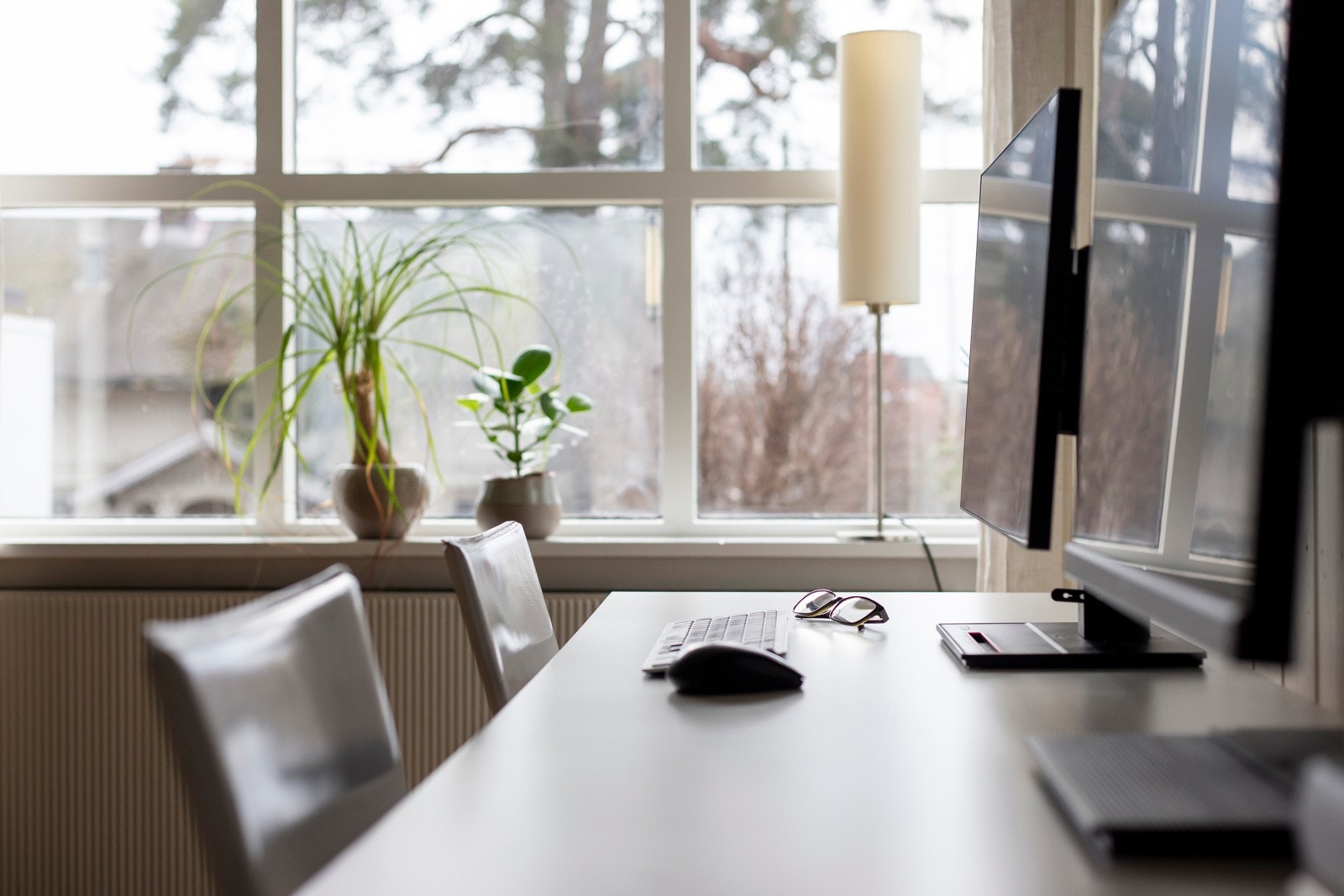 Store vindusflater slipper inn godt med lys. Galleribilde