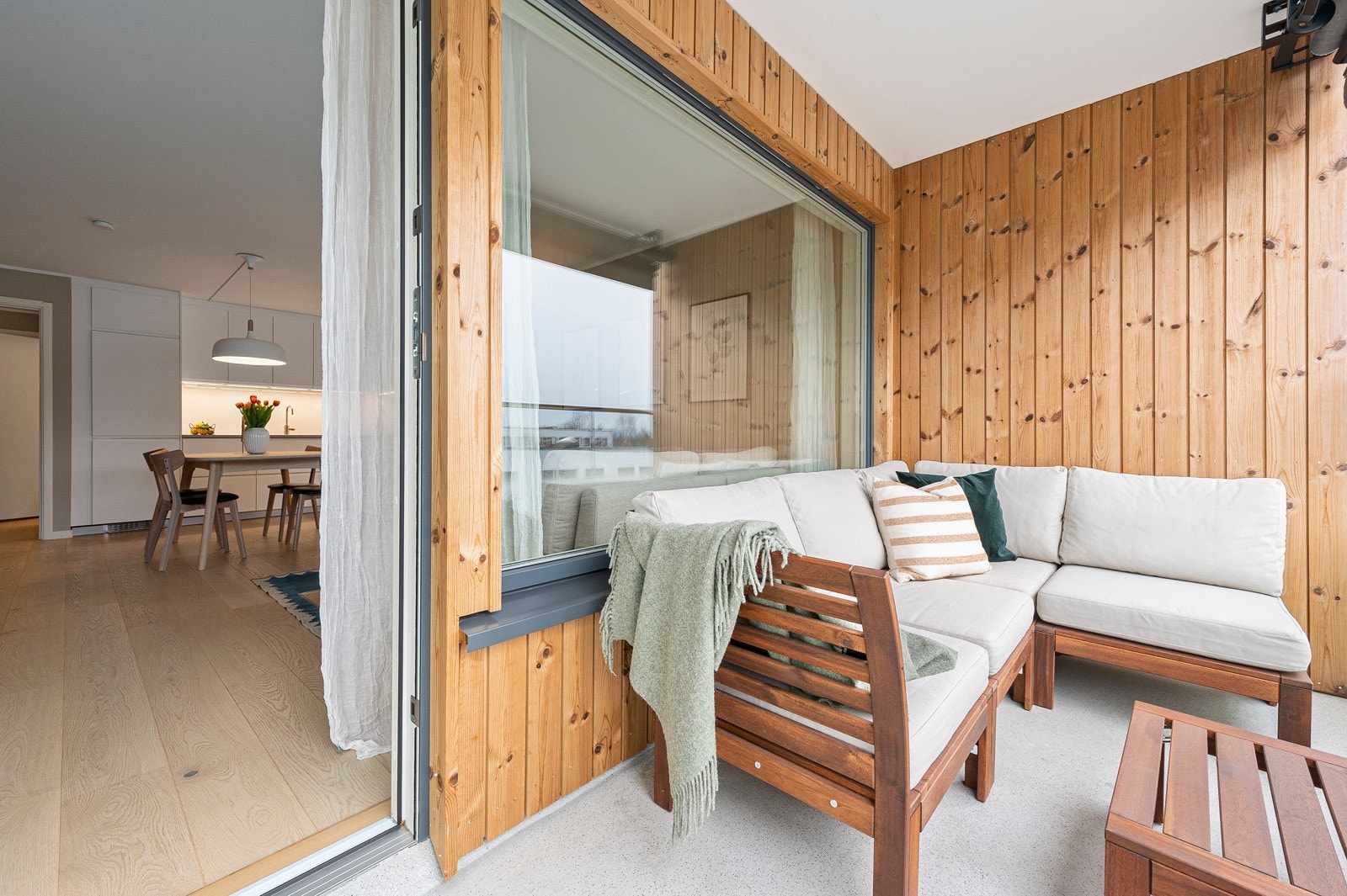 På balkongen har du plass til utemøblement og grill. Det er tillatt å bruke elektrisk eller gassgrill. Galleribilde