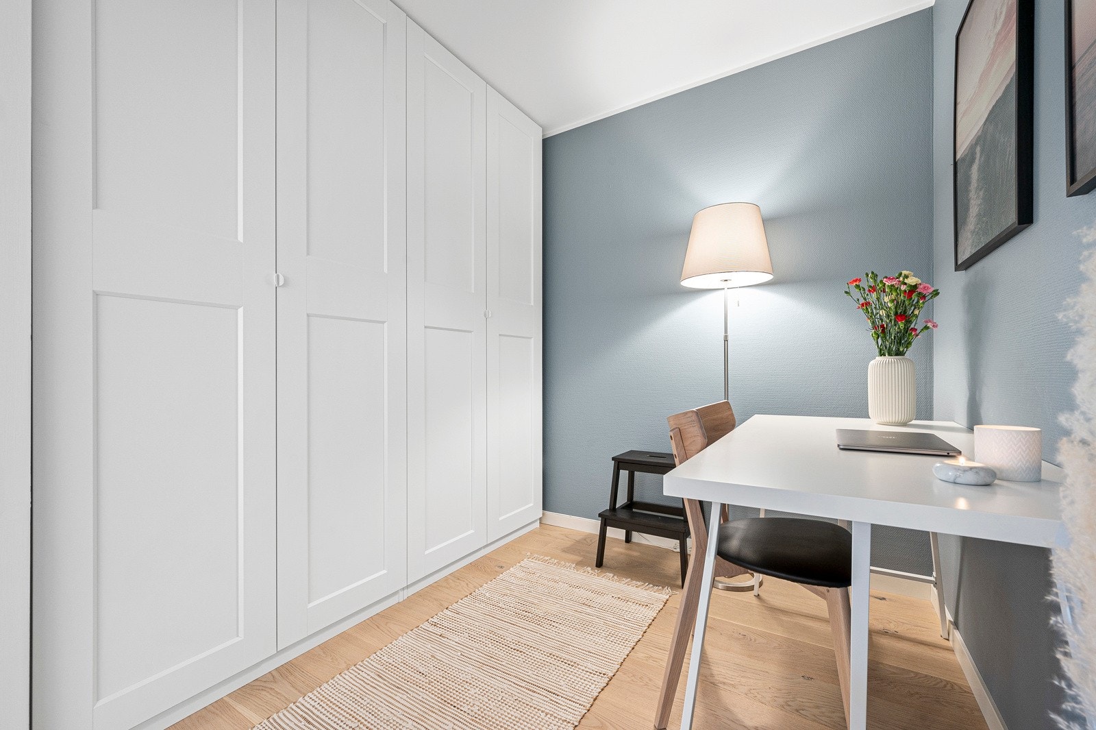 Garderobeskap målt til ca. 2 meter gir deg ekstra oppbevaringsmuligheter. Galleribilde