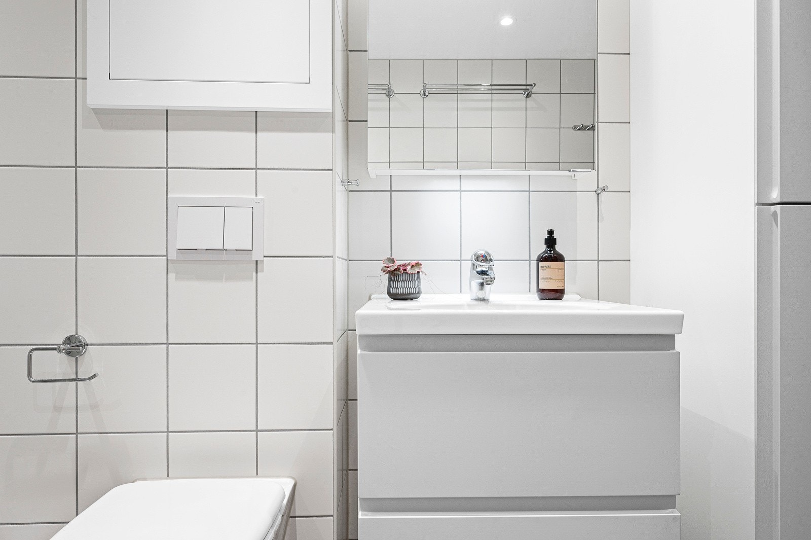 Baderommet har vegghengt servantinnredning med slette lyse fronter, heldekkende servant med ett-greps armatur. Galleribilde