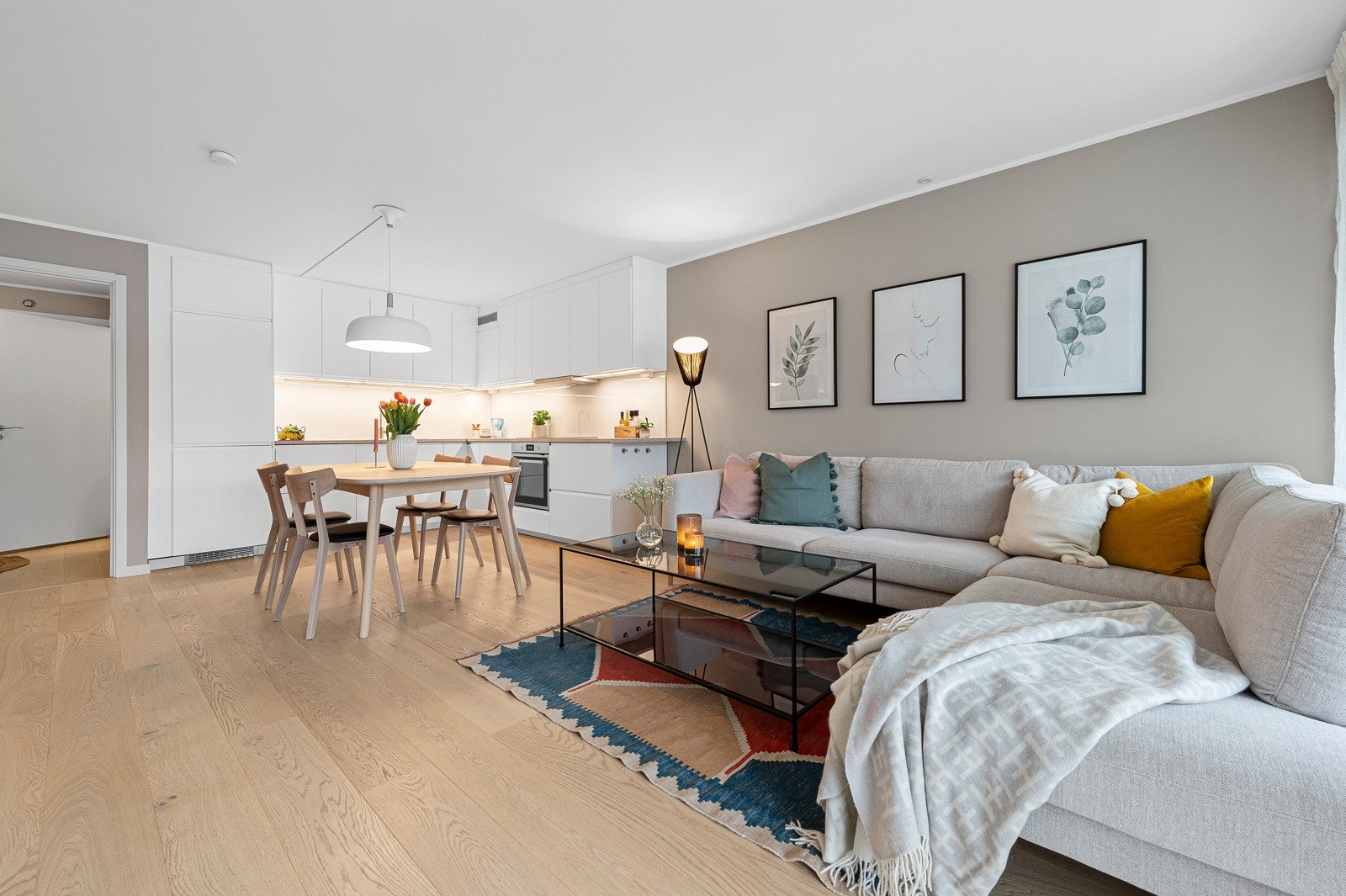 Fine naturlige møbleringssoner gjør at du har god plass til både sofagruppe og spisegruppe. Galleribilde