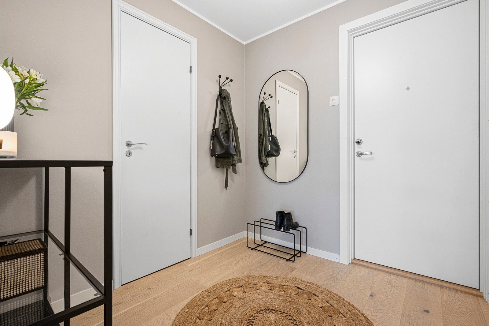 Ditt første møte med boligen er en romslig entré med plass til å henge fra seg yttertøy. Galleribilde