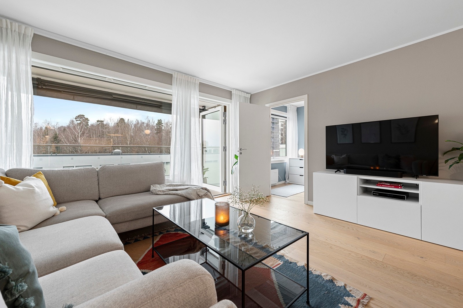 Leiligheten ligger høyt og fritt i byggets 5.etasje med heisadkomst. Galleribilde