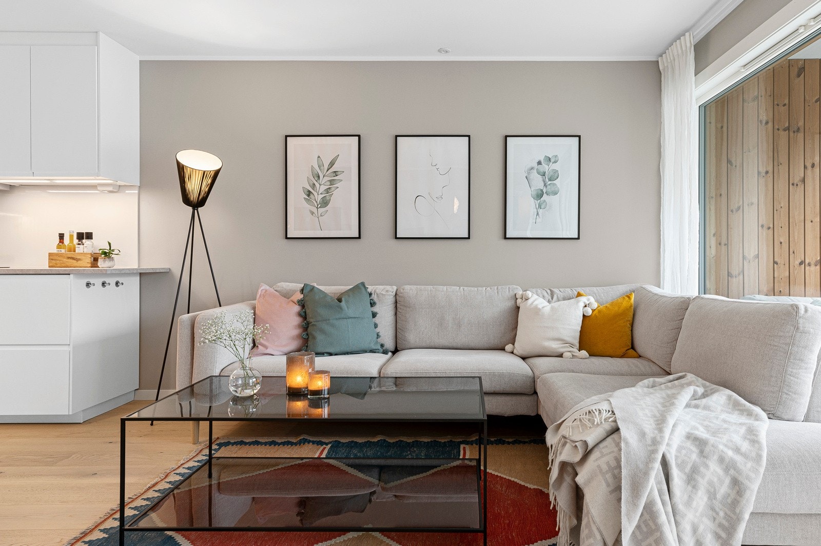 Leiligheten har en åpen stue-og kjøkkenløsning som gir en sosial og god atmosfære. Galleribilde