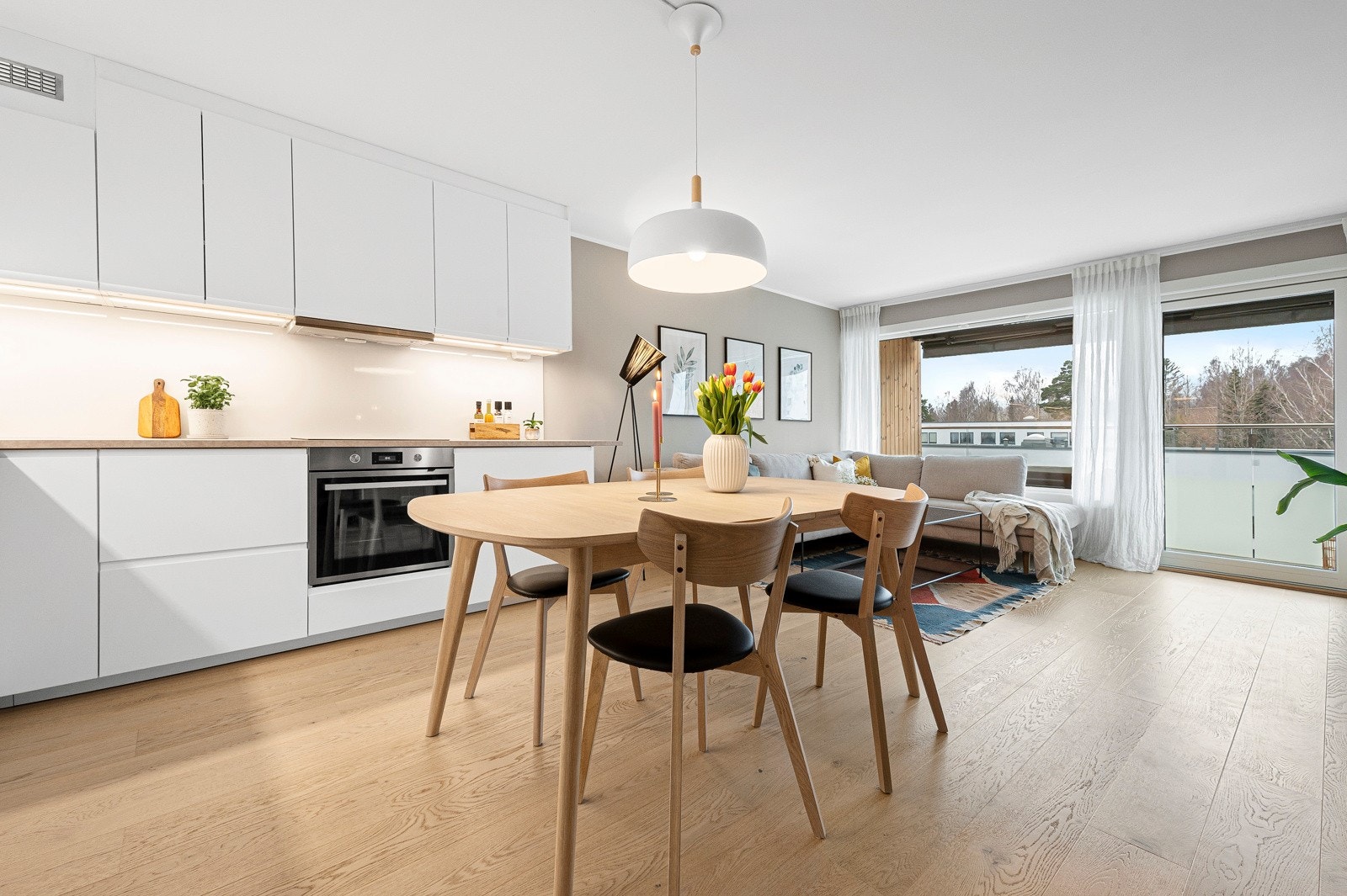 Kjøkkenet har integrerte hvitevarer med glatte lyse fronter, benkeplate av laminat, samt nedsenket oppvaskkum av rustfritt stål med ett-greps armatur. Galleribilde