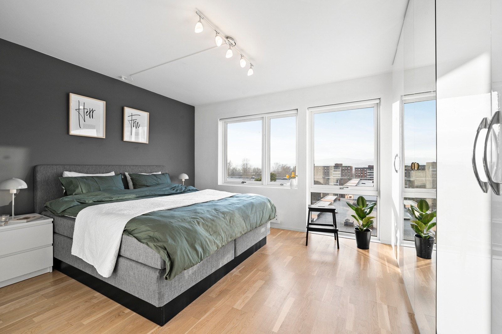 Boligen har to gode soverom, hvor hovedsoverommet har rikelig med oppbevaringsplass i garderobeløsning. Galleribilde