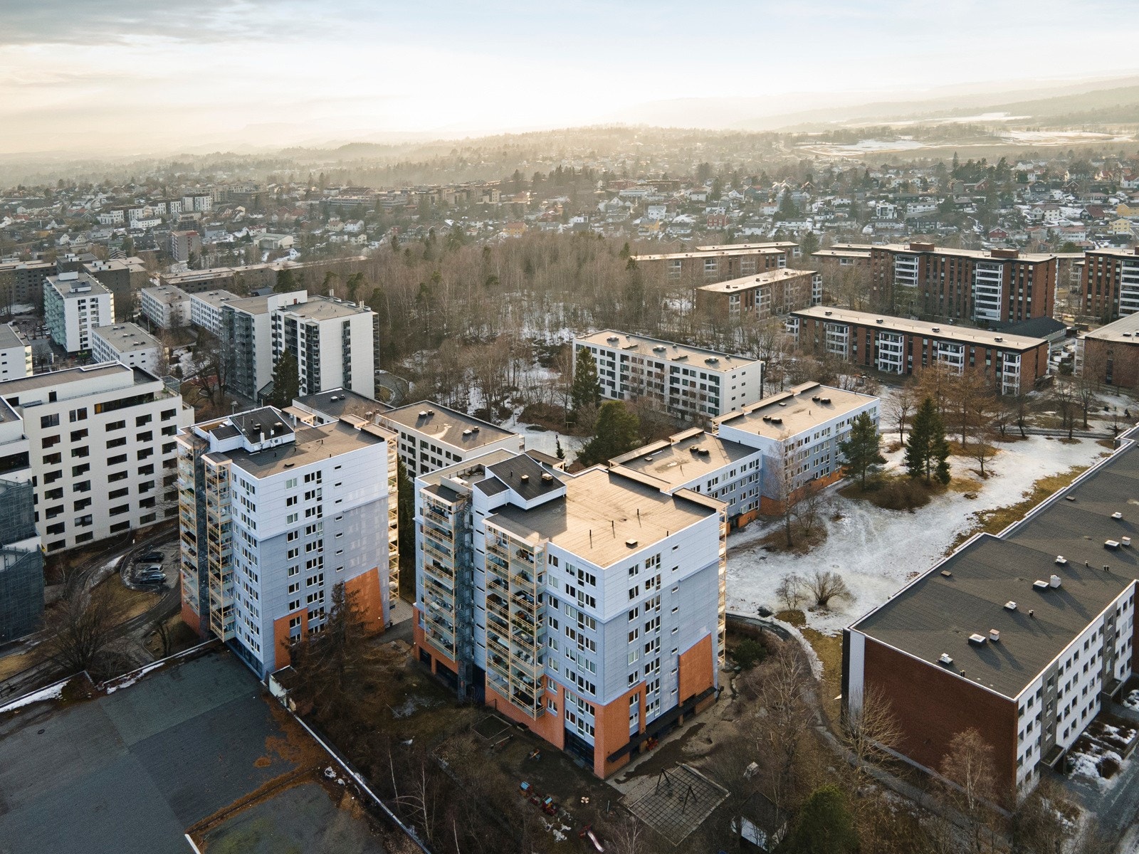 Fra boligen har du kort vei til skoler, barnehager, kollektivtransport, marka og butikker! Galleribilde