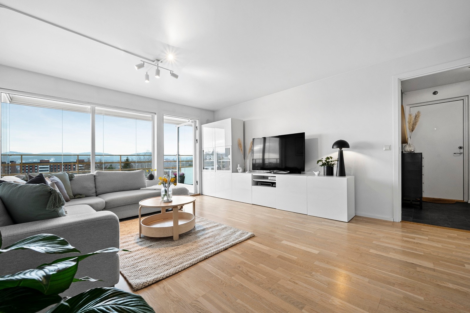 Det er spesialtilpasset solskjerming på vinduene i leiligheten. Galleribilde