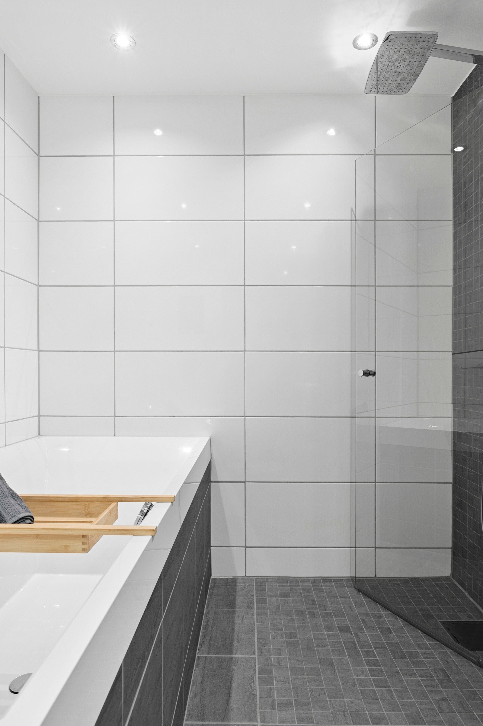 Badet har en svært god størrelse og downlights i taket. Galleribilde