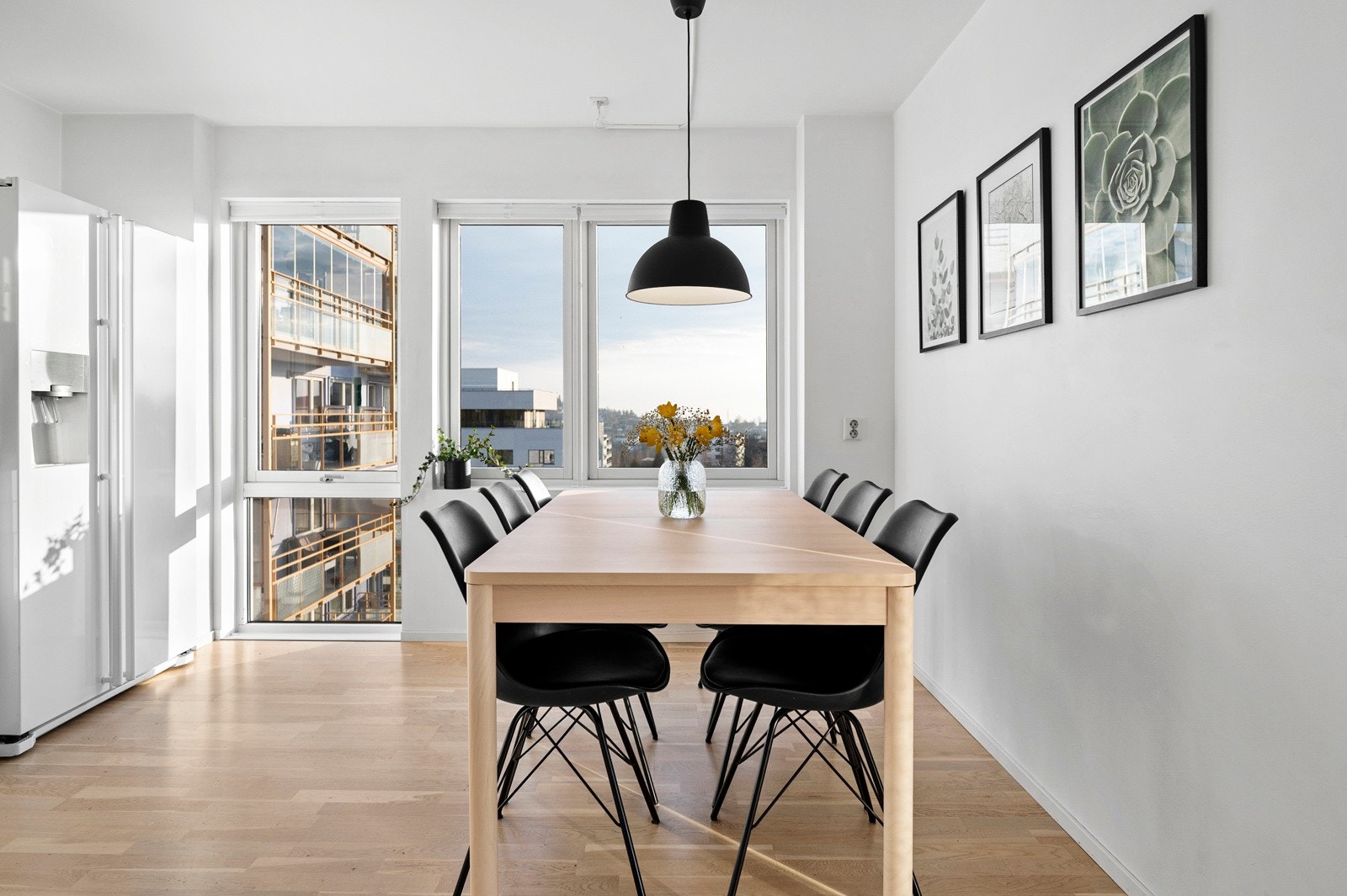 Det er god plass til stort spisebord med tilhørende møblement på kjøkkenet. Galleribilde