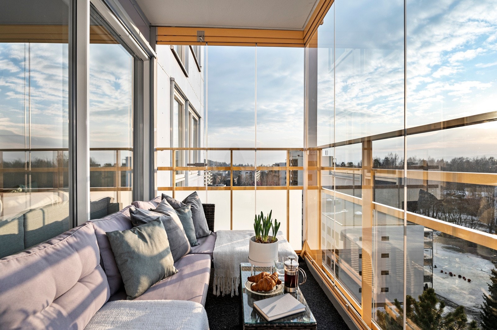 Balkongen er vendt mot vest hvor du kan nyte solen på dag- og kveldstid. Galleribilde