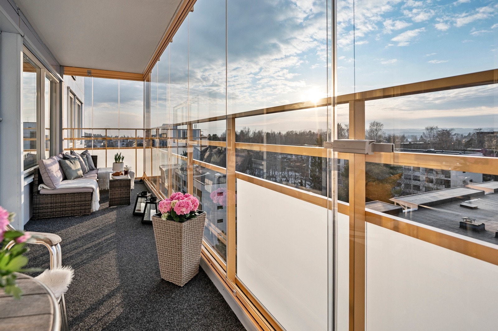 Velkommen til Hovseterveien 98! Her bor du solfylt til i attraktive Kollektivet borettslag. Galleribilde