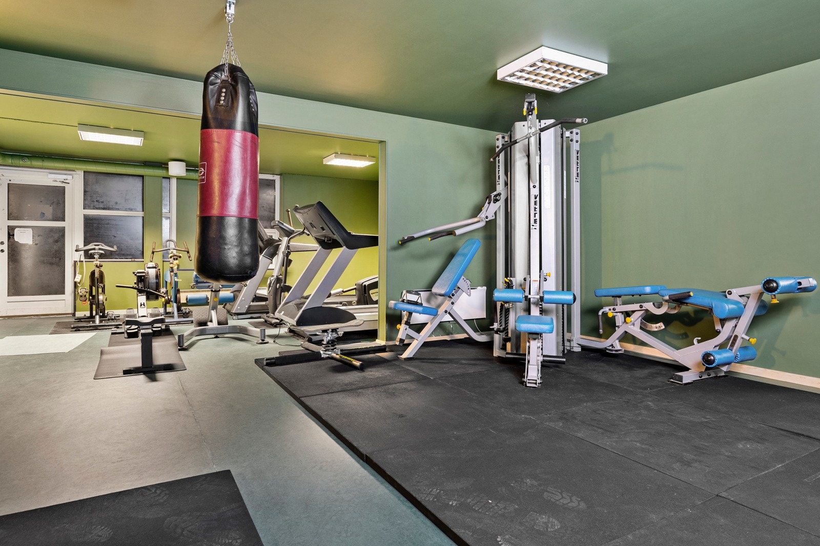 Borettslaget har et eget trimrom godt utstyrt med diverse treningsapparater. Tilgang til ubegrenset bruk koster kr. 600,- i året per husstand. Galleribilde