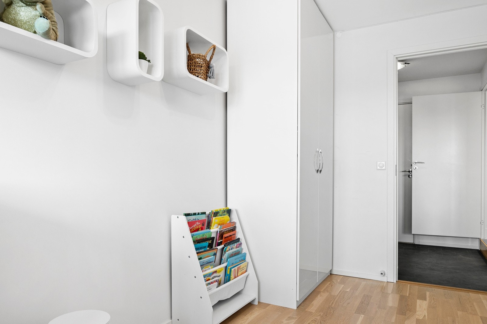 Garderobeskap på soverom 2 følger boligen ved salg. Galleribilde