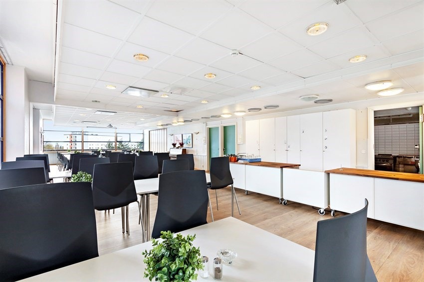 Camilla er serverings- og festlokalet i Kollektivet. Her serverer de frivillige matgruppene middag 3 dager i uken, men det kan også leies til bursdager, konfirmasjoner, dåp/navnedag ol. Galleribilde